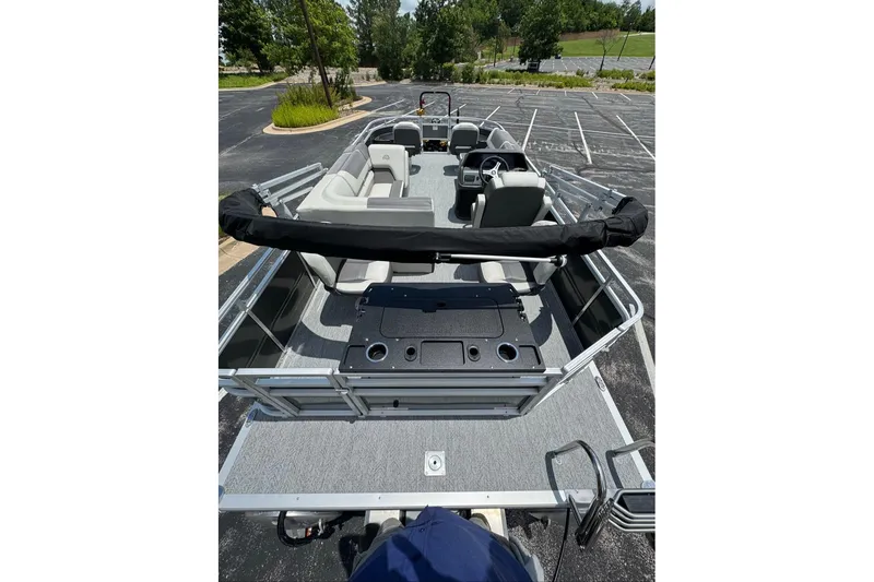 Slide: The Image of 2026 Sun Tracker Fishin' Barge 20 DLX pontoon boat with spacious seating and fishing amenities. - 9