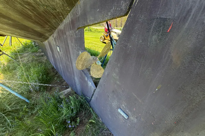 Slide: The Image of Propeller of 1991 Hylan Offshore Steel Cutter on grassy ground. - 32