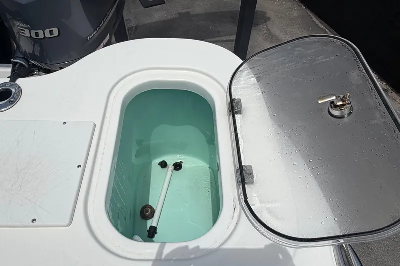 Slide: The Image of Open livewell on 2018 NauticStar 28 XS boat with Yamaha 300 engine. - 73