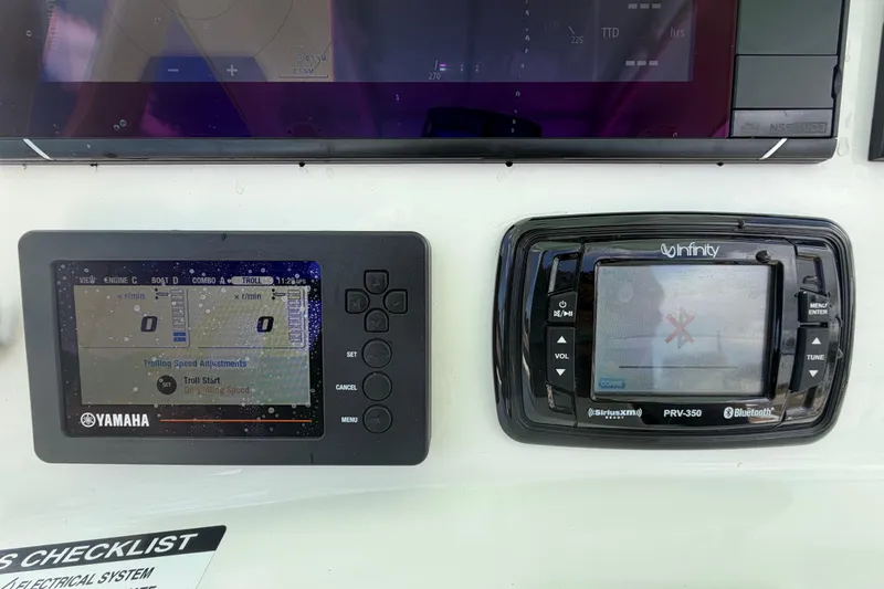 Slide: The Image of Control panel of a 2018 NauticStar 28 XS boat with Yamaha and Infinity displays. - 31