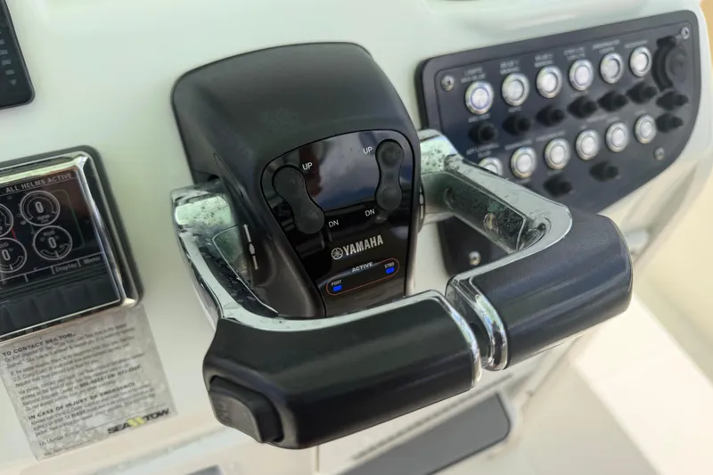 Slide: The Image of Control panel of a 2018 NauticStar 28 XS boat with Yamaha throttle. - 33