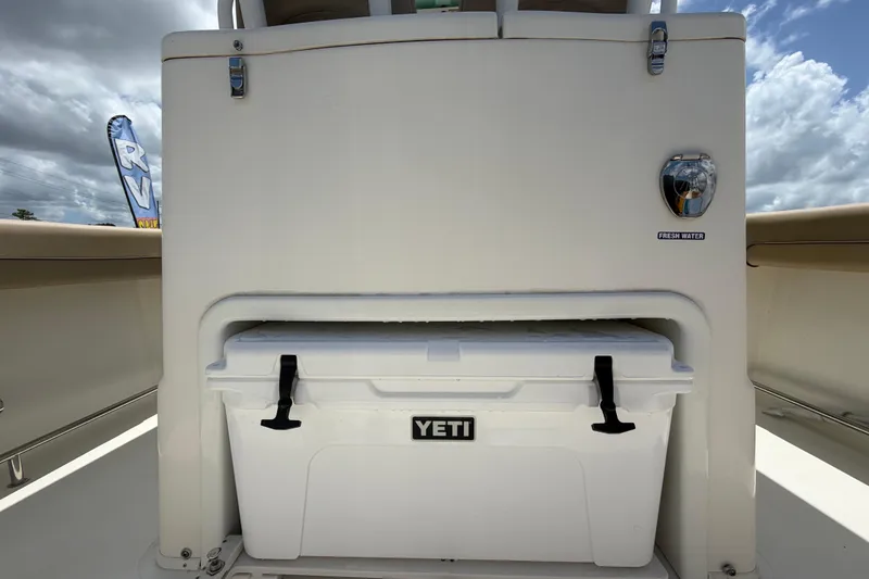 Slide: The Image of 2018 NauticStar 28 XS boat with Yeti cooler and fresh water access. - 24