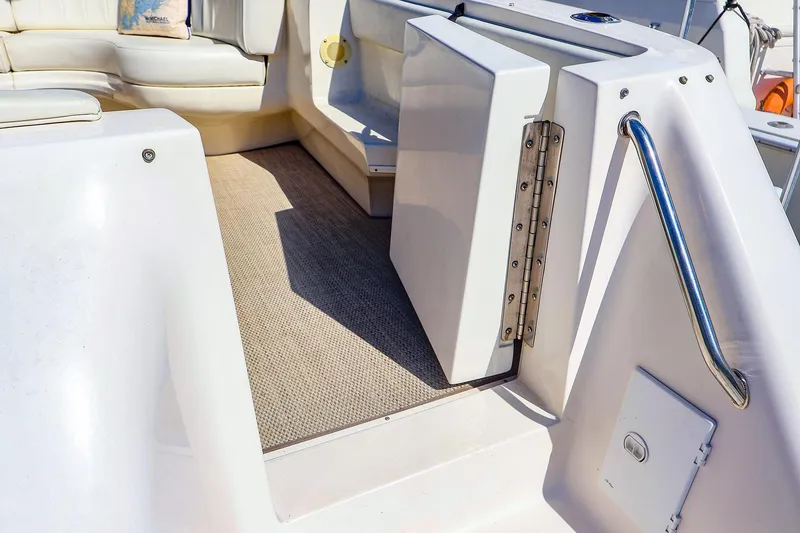 Slide: The Image of 1998 Sea Ray 500 Sundancer yacht interior with seating and carpeted floor. - 17