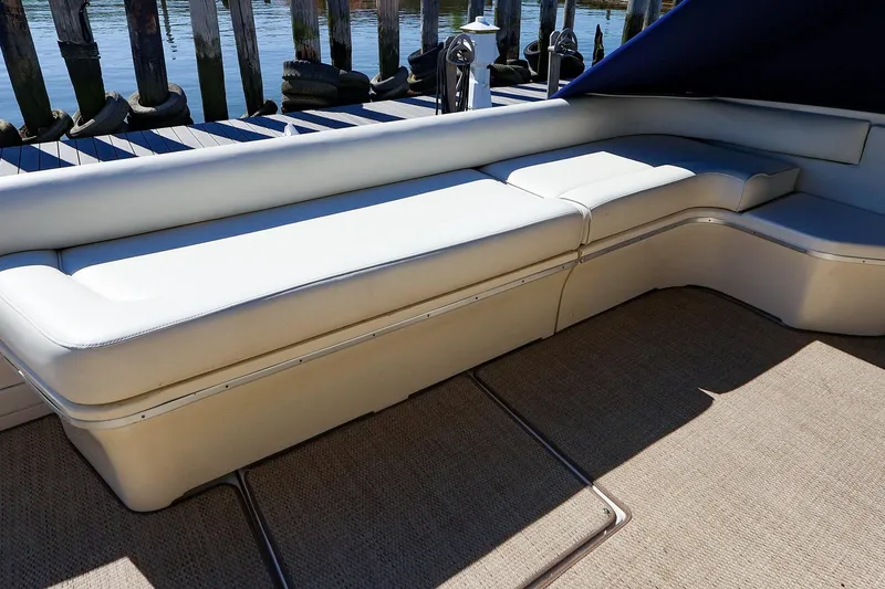 Slide: The Image of 1998 Sea Ray 500 Sundancer boat with white cushioned seating on deck. - 19