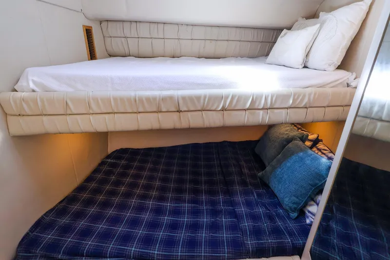 Slide: The Image of Interior cabin of 1998 Sea Ray 500 Sundancer with cozy bunk beds and pillows. - 47