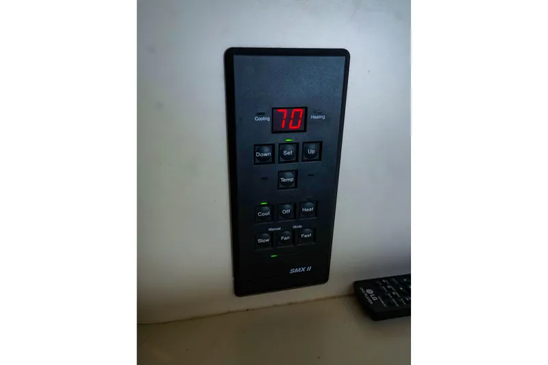 Slide: The Image of SMX II control panel on 1998 Sea Ray 500 Sundancer, displaying temperature settings. - 51