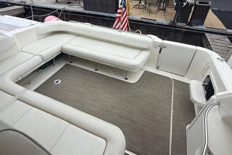 Slide: The Image of Spacious seating area on a 1998 Sea Ray Sundancer 400 yacht deck. - 15