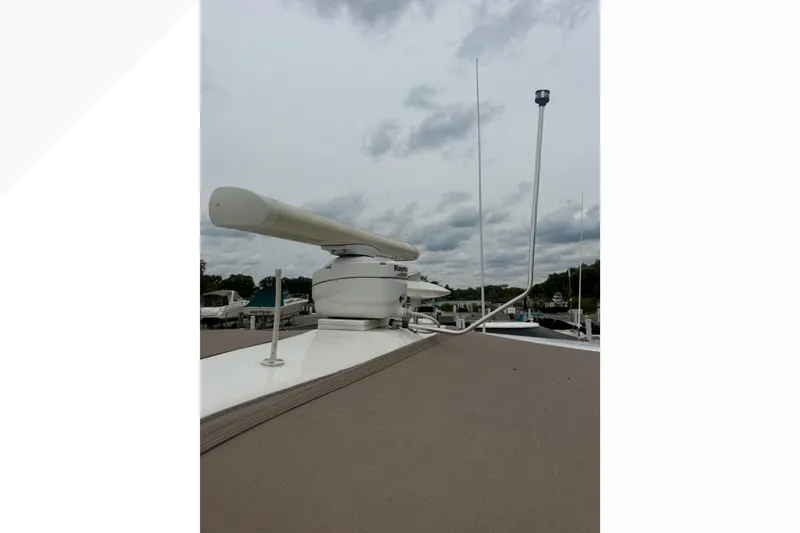Slide: The Image of Radar equipment on a 1998 Sea Ray Sundancer 400 yacht under cloudy skies. - 5