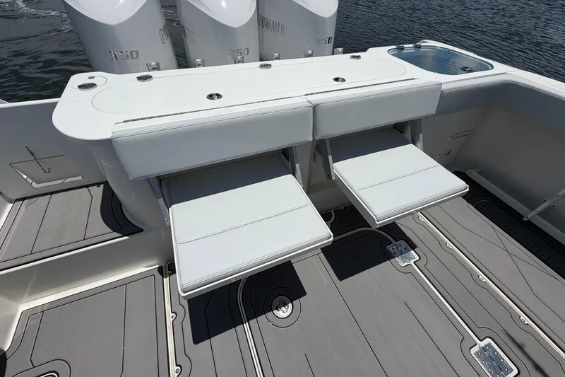 Slide: The Image of 2009 Everglades 350LX boat with fold-out seating and Yamaha engines on water. - 18