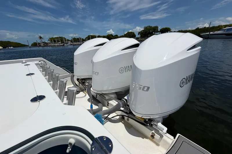 Slide: The Image of Triple Yamaha 350 engines on a 2009 Everglades 350LX boat, docked by the water. - 20