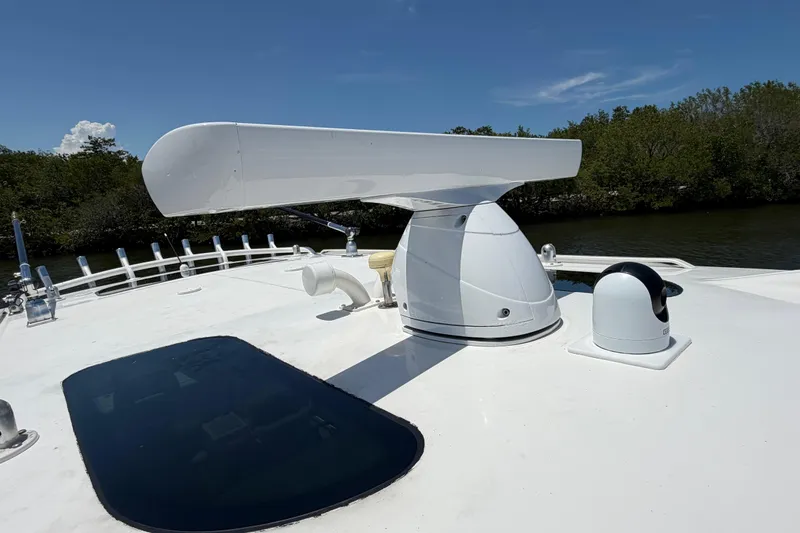 Slide: The Image of Radar equipment on a 2009 Everglades 350LX boat under clear blue skies. - 69