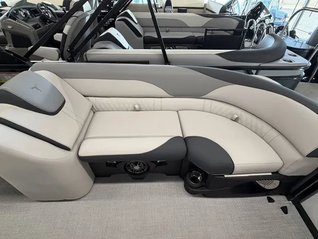 Slide: The Image of Tahoe LTZ 2385 QL 2026 - 15