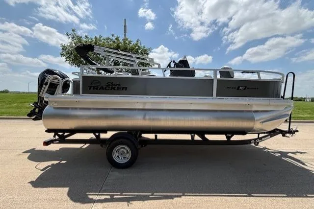 The Image of Sun Tracker Bass Buggy 18 DLX 2026 - undefined
