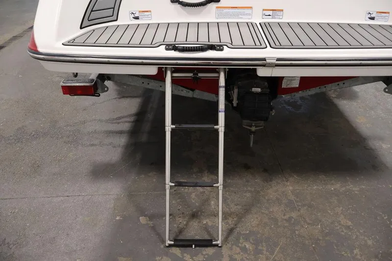 Slide: The Image of 2016 Yamaha Boats SX192 swim platform with retractable ladder. - 37