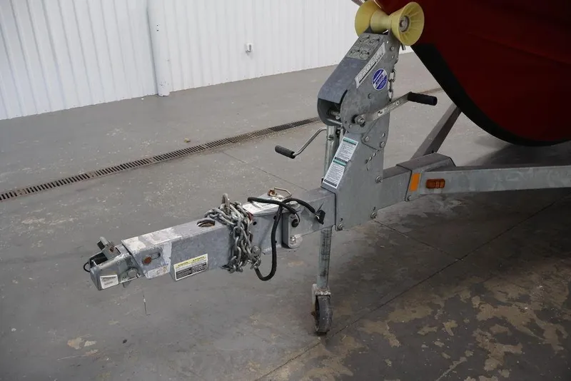 Slide: The Image of Trailer hitch of a 2016 Yamaha Boats SX192, featuring a sturdy metal frame and safety chains. - 43