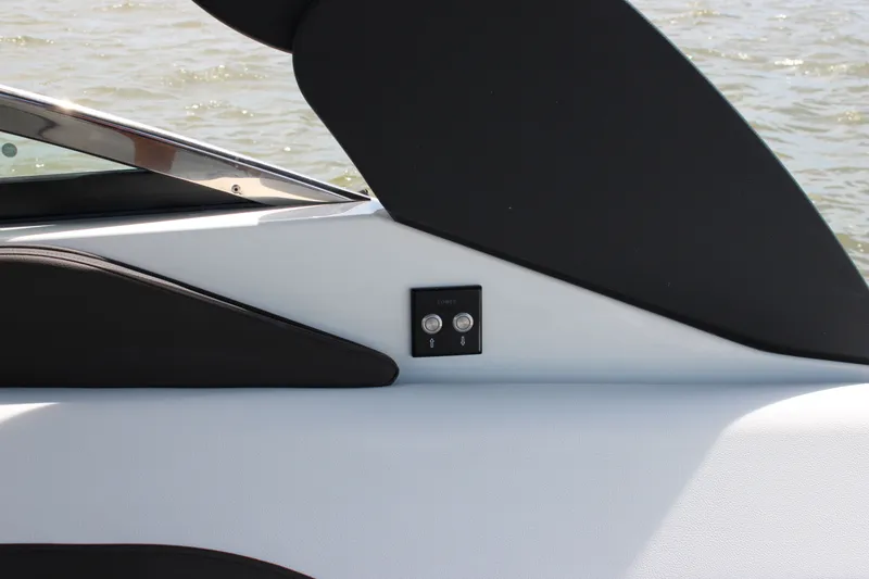 Slide: The Image of Sea Ray SLX 280 Outboard 2027 - 37