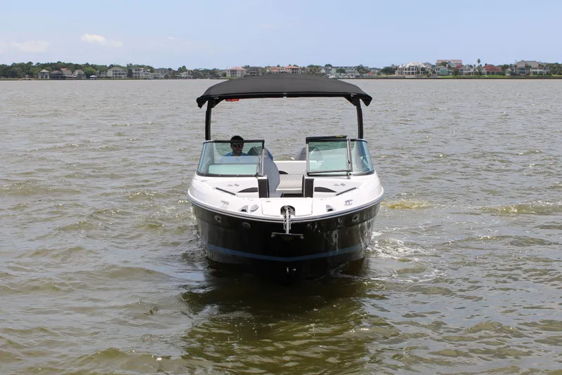 Slide: The Image of Sea Ray SLX 280 Outboard 2027 - 6