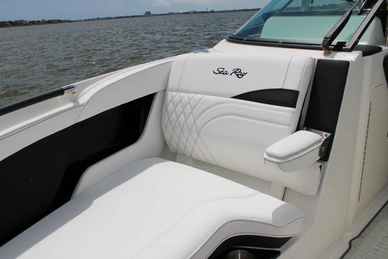 Slide: The Image of Sea Ray SLX 280 Outboard 2027 - 13