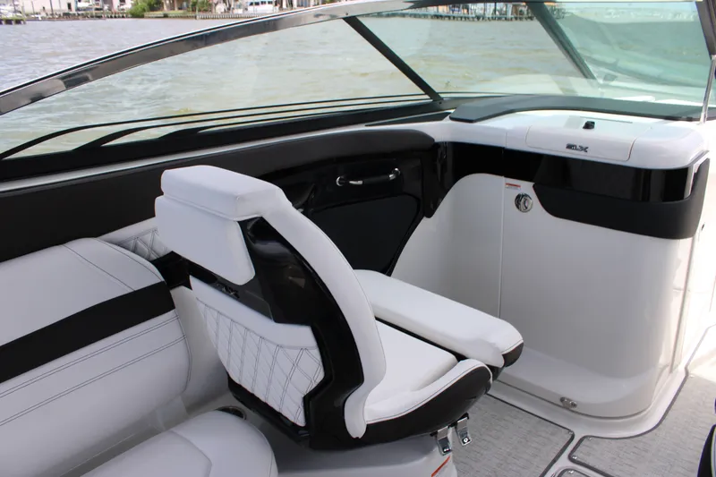 Slide: The Image of Sea Ray SLX 280 Outboard 2027 - 14