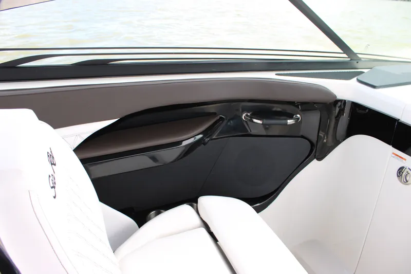 Slide: The Image of Sea Ray SLX 280 Outboard 2027 - 35