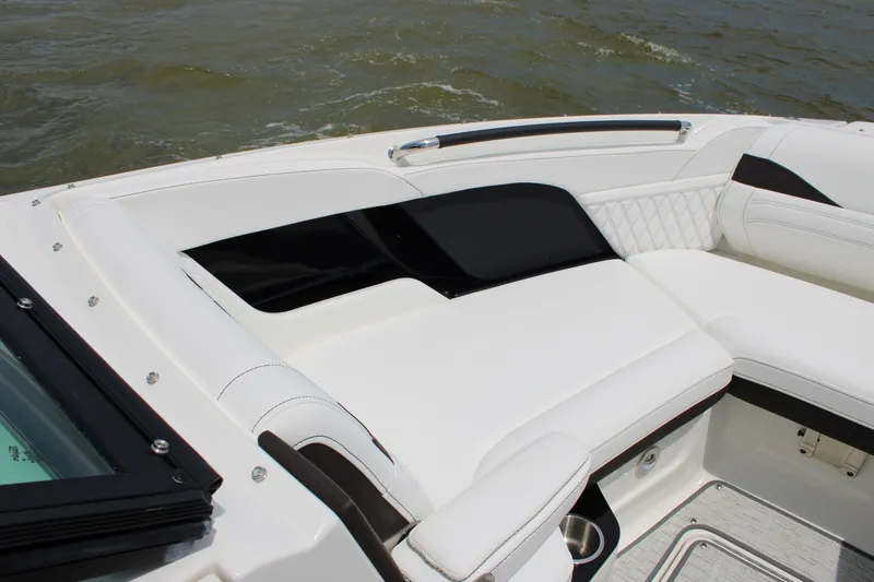 Slide: The Image of Sea Ray SLX 280 Outboard 2027 - 17