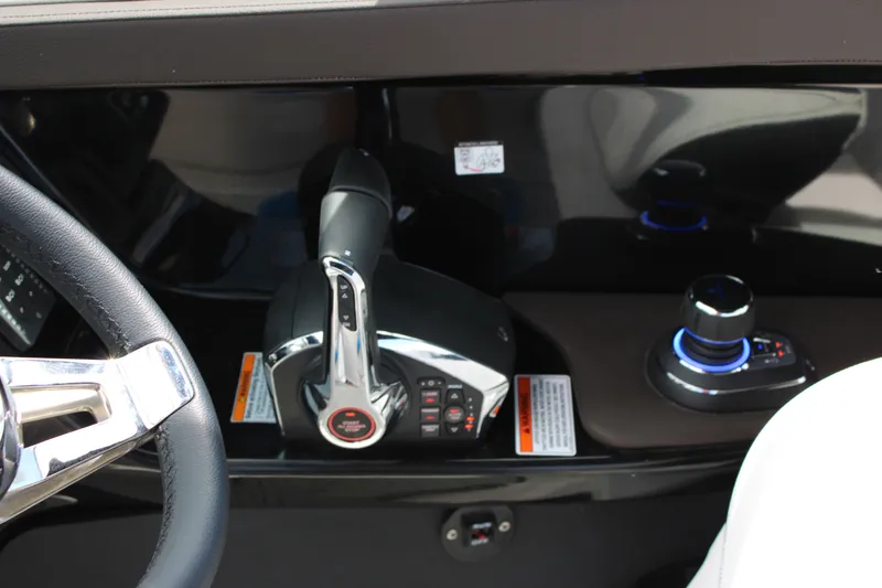 Slide: The Image of Sea Ray SLX 280 Outboard 2027 - 24