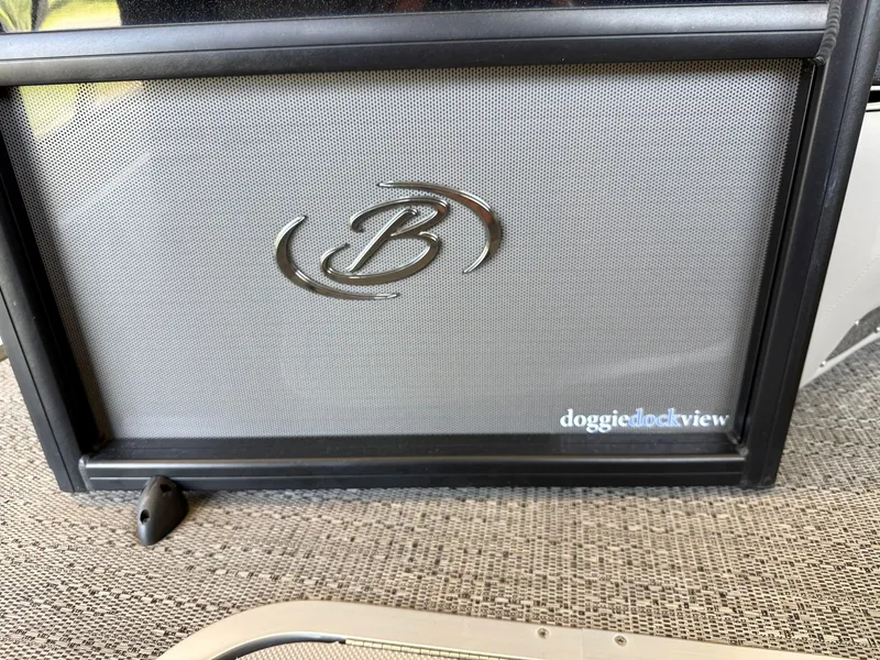 Slide: The Image of Close-up of a Barletta Corsa 23UC featuring a "doggiedockview" window. - 16