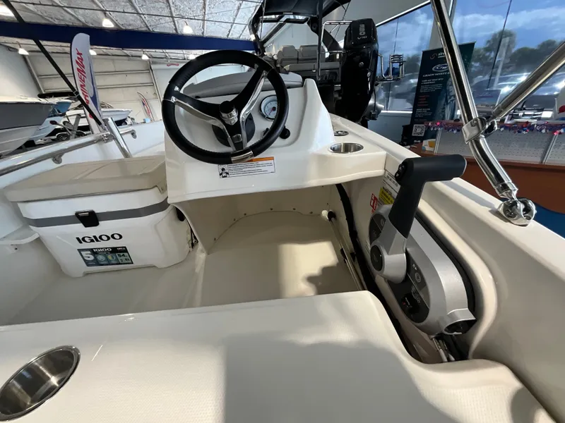 Slide: The Image of Boston Whaler 130 Super Sport 2027 - 16