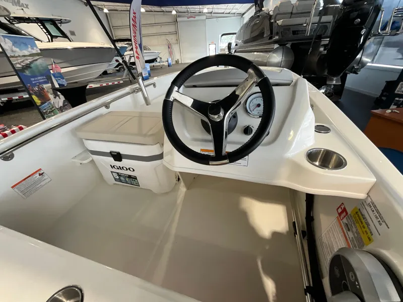 Slide: The Image of Boston Whaler 130 Super Sport 2027 - 14