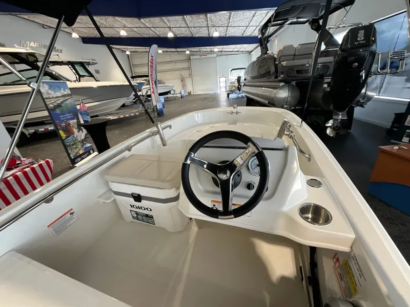 Slide: The Image of Boston Whaler 130 Super Sport 2027 - 15