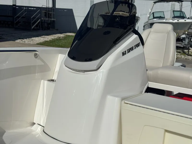 Slide: The Image of Boston Whaler 160 Super Sport 2027 - 9