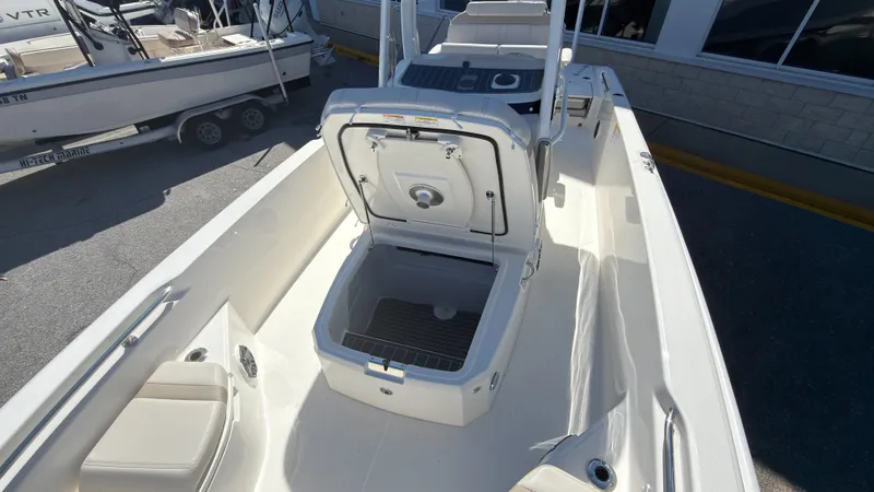 Slide: The Image of Boston Whaler 250 Dauntless 2027 - 12