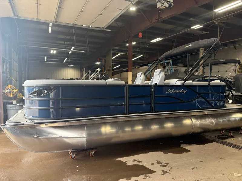 Slide: The Image of Bentley Pontoons Legacy 223 Navigator Quad Lounge Tritoon & Honda 4-Stroke EFI 2026 - 36
