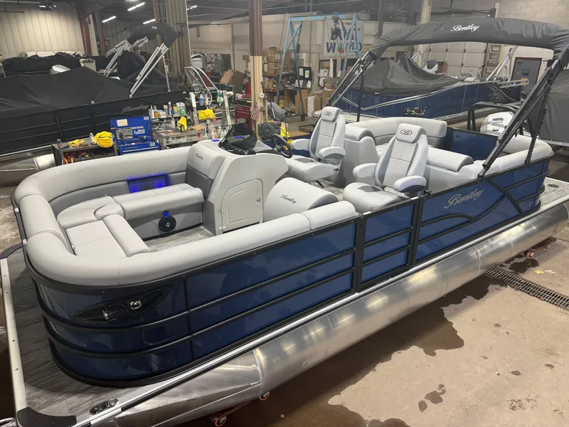 The Image of Bentley Pontoons Legacy 223 Navigator Quad Lounge Tritoon & Honda 4-Stroke EFI 2026 - 1