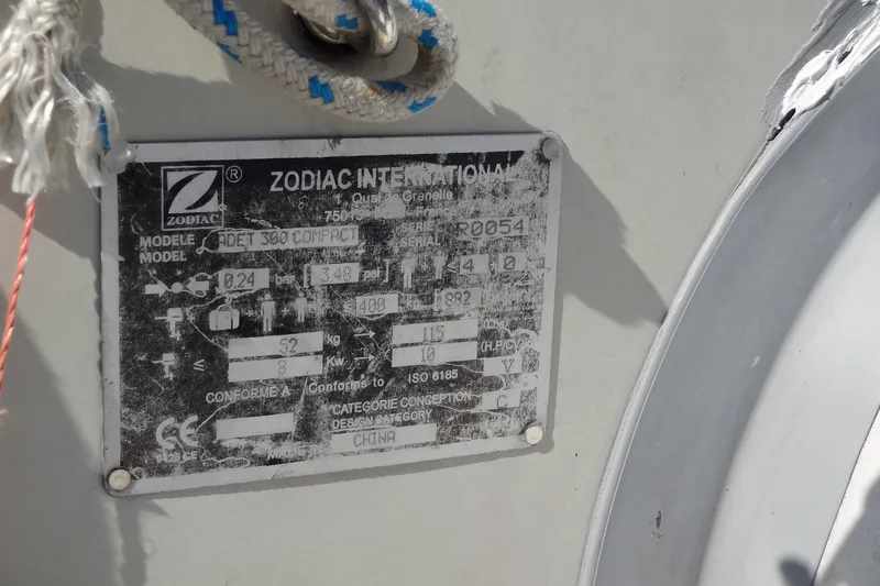 Slide: The Image of Zodiac International model plate on Lagoon 35 CCC, 1996, showing specifications and serial number. - 32