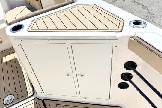 Slide: The Image of 2025 Yamaha Boats 222 FSH Sport E deck with storage and cup holders. - 21