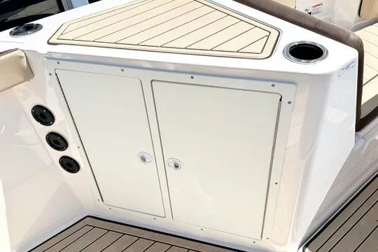 Slide: The Image of 2025 Yamaha Boats 222 FSH Sport E, featuring sleek storage compartments and cup holders. - 23