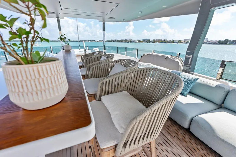 Slide: The Image of Custom Navetta 33 2023 - 22