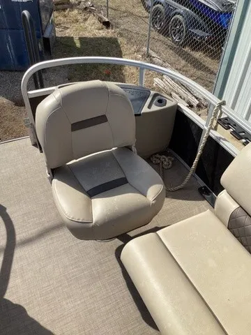 Slide: The Image of Sun Tracker Fishing Barge DLX 20 2020 - 18