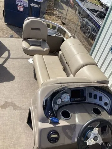 Slide: The Image of Sun Tracker Fishing Barge DLX 20 2020 - 36