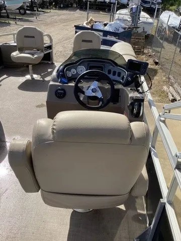 Slide: The Image of Sun Tracker Fishing Barge DLX 20 2020 - 26