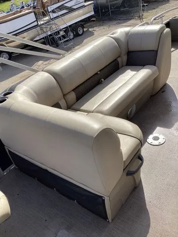 Slide: The Image of Sun Tracker Fishing Barge DLX 20 2020 - 25