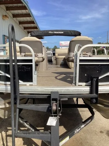Slide: The Image of Sun Tracker Fishing Barge DLX 20 2020 - 39
