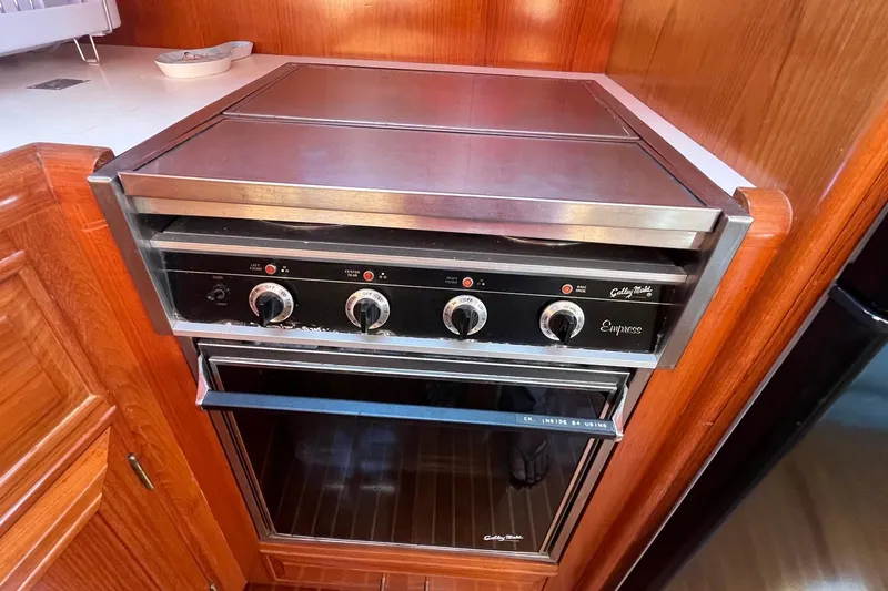 Slide: The Image of Galley Maid Empress stove in 1989 Ocean Alexander 440 Sundeck CPMY yacht kitchen. - 11