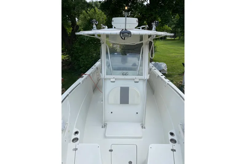 Slide: The Image of 2006 Sailfish 2660 CC center console boat with spacious deck and modern design. - 7