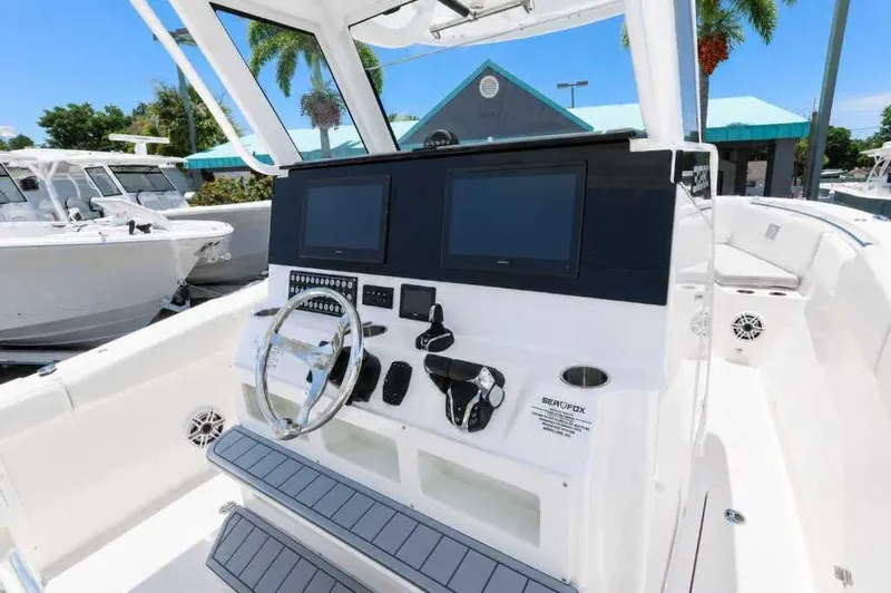 Slide: The Image of Sea Fox 328 Commander 2026 - 19