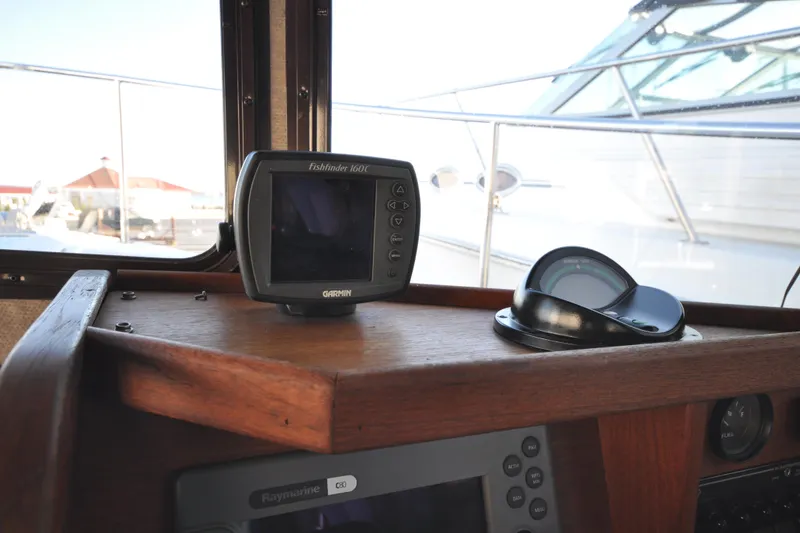 Slide: The Image of 2007 Ranger Tug R-25 helm with Garmin Fishfinder 160C and compass. - 11