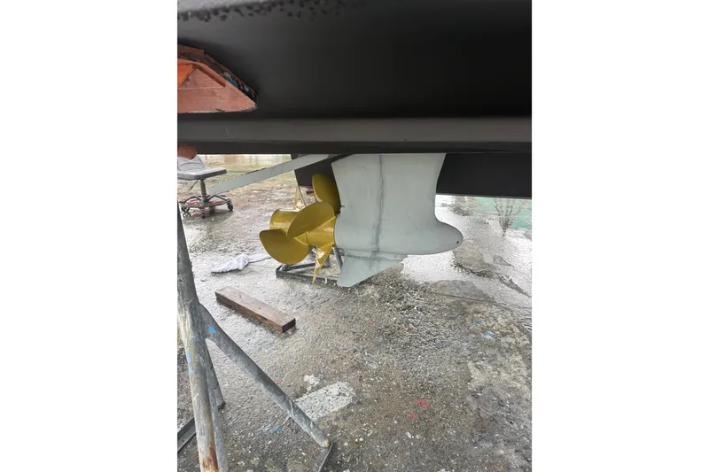 Slide: The Image of Underwater view of 2014 Sea Ray 410 Sundancer propeller and rudder. - 41
