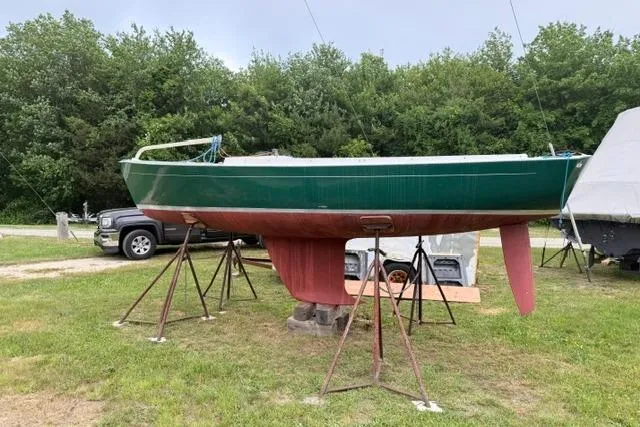 The Image of Alerion Express 20 sailboat from 1998 on stands, green hull, outdoors. - 0