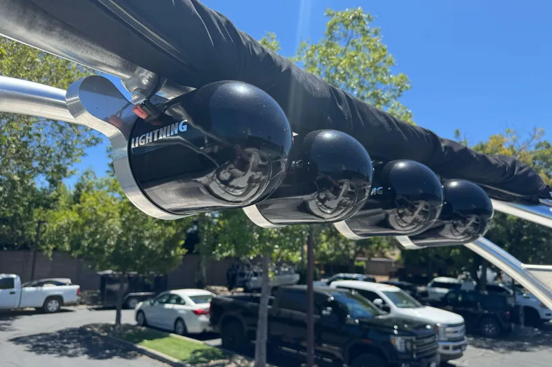 Slide: The Image of Rooftop speakers on a 2007 Sea Ray SLX 250 boat, under a clear blue sky. - 44